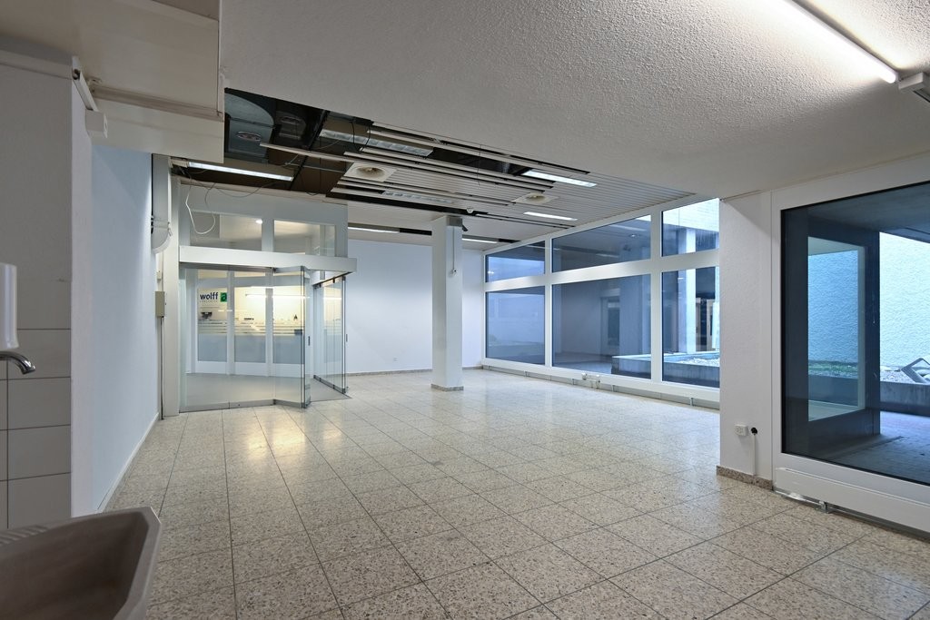 62m² shop