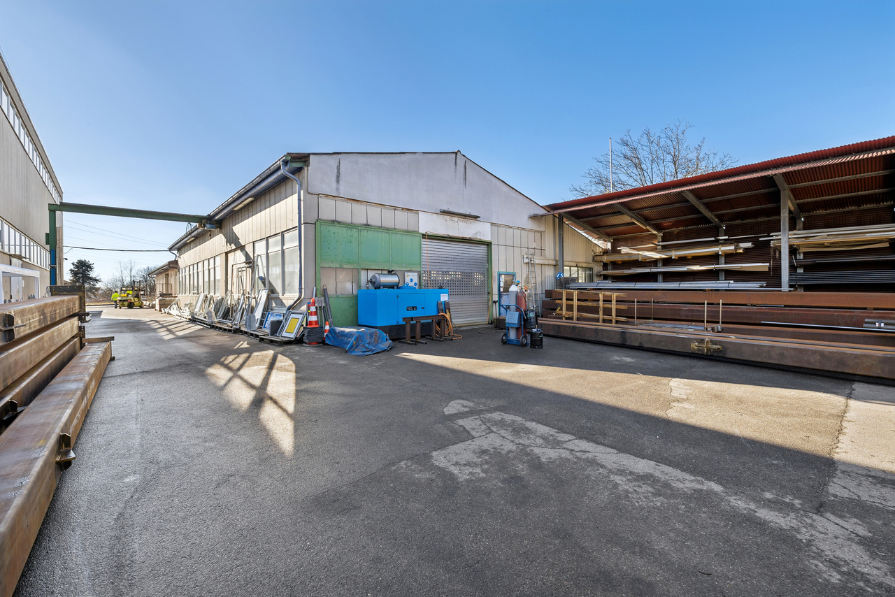 636m² officina, foto 2 di 4