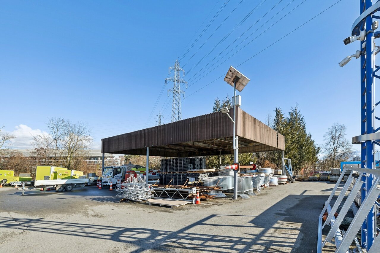 636m² officina, foto 3 di 4