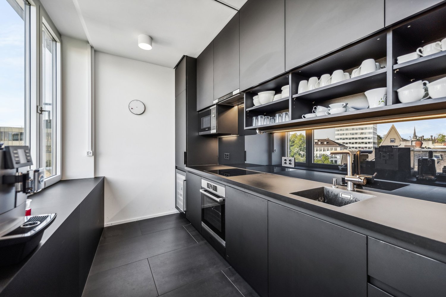 550m² office
