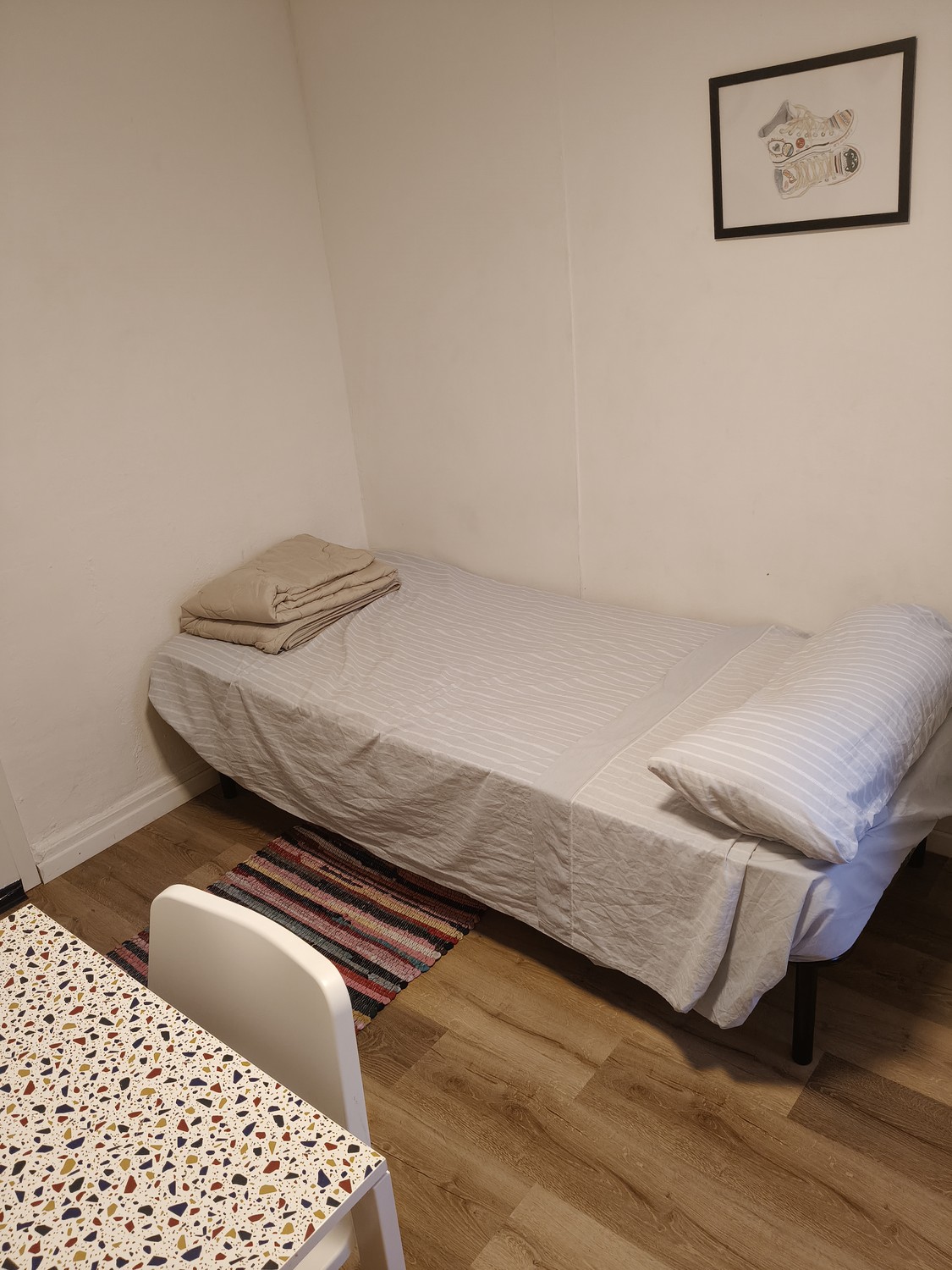 Stanza in un appartamento condiviso

Stanza arredata in affitto a Dürnten (ZH).
Cerco un/una subentrante per una stanza accogliente e arredata a Dürnten.
💰 Affitto: CHF 1'000 al mese – tutte le spese accessorie incluse (acqua, elettricità, ecc.)
🛏️ Stanza arredata
🍳 Cucina ad uso comune
🚿 Bagno , foto 2 di 5