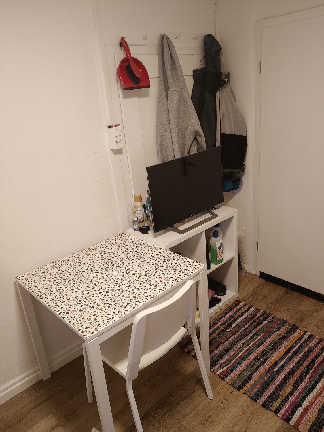 Stanza in un appartamento condiviso

Stanza arredata in affitto a Dürnten (ZH).
Cerco un/una subentrante per una stanza accogliente e arredata a Dürnten.
💰 Affitto: CHF 1'000 al mese – tutte le spese accessorie incluse (acqua, elettricità, ecc.)
🛏️ Stanza arredata
🍳 Cucina ad uso comune
🚿 Bagno , foto 4 di 5