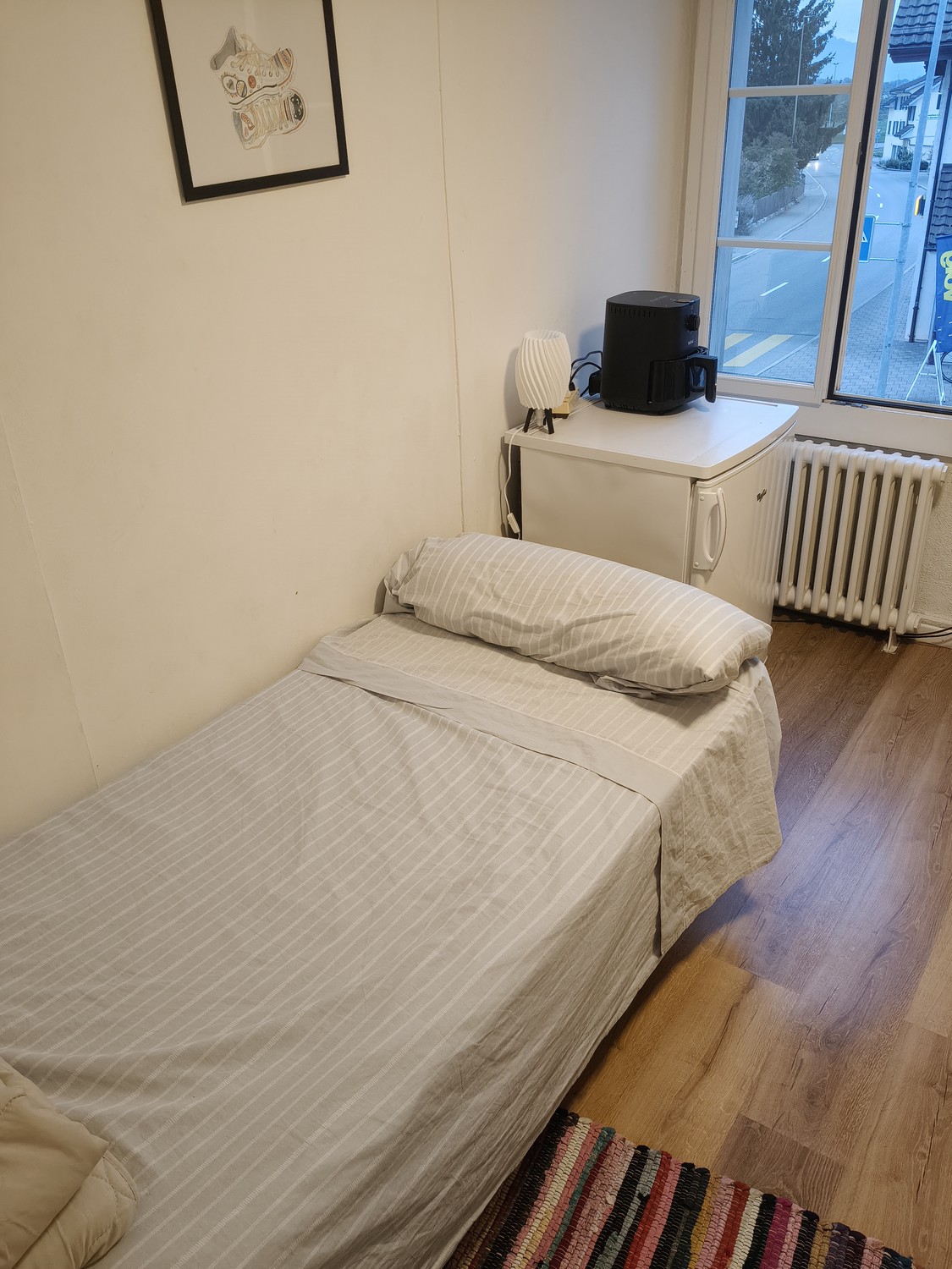 Stanza in un appartamento condiviso

Stanza arredata in affitto a Dürnten (ZH).
Cerco un/una subentrante per una stanza accogliente e arredata a Dürnten.
💰 Affitto: CHF 1'000 al mese – tutte le spese accessorie incluse (acqua, elettricità, ecc.)
🛏️ Stanza arredata
🍳 Cucina ad uso comune
🚿 Bagno , foto 1 di 5
