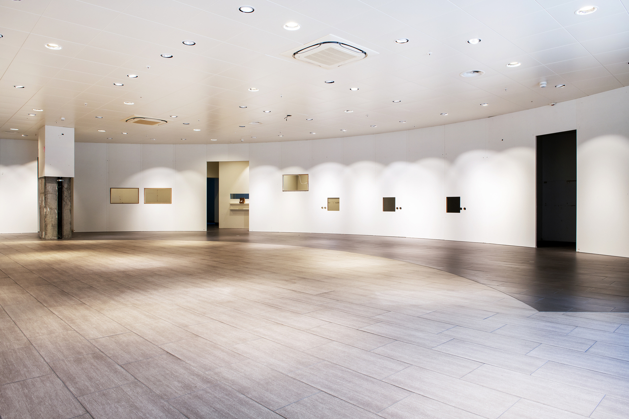 217m² shop