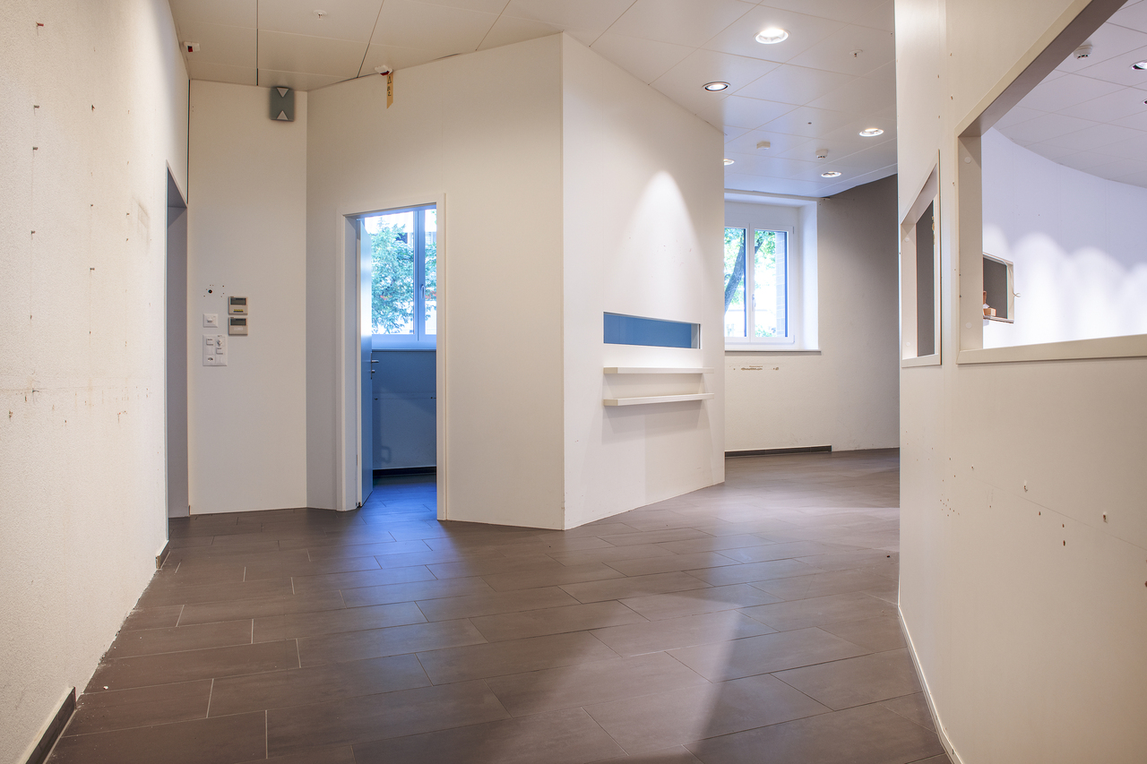 217m² shop