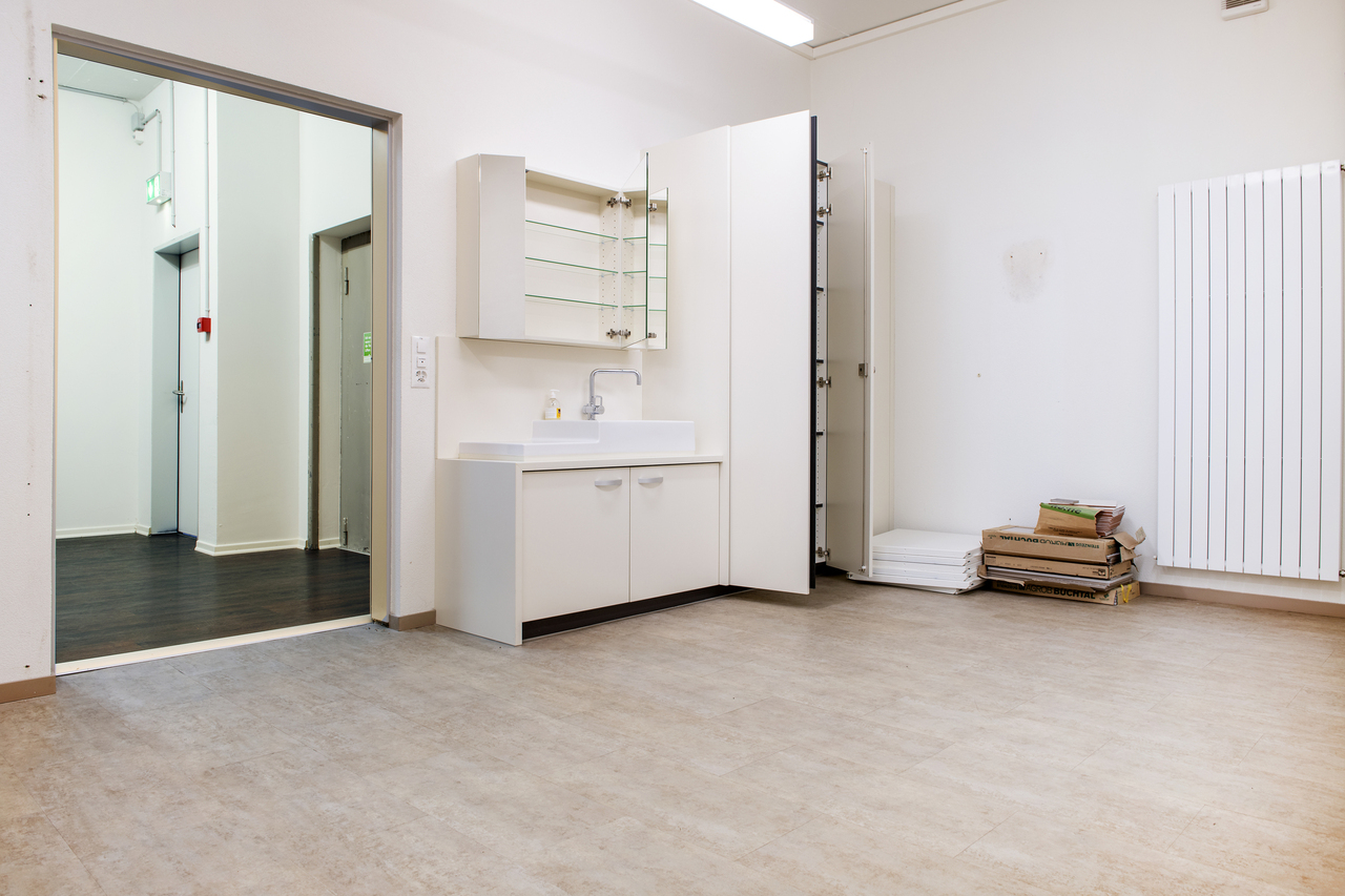 217m² shop