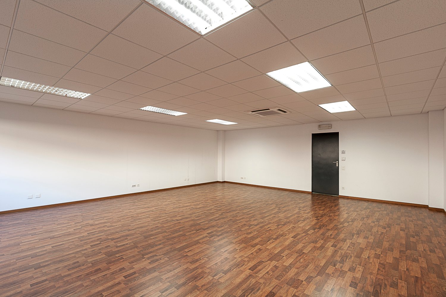263m² office