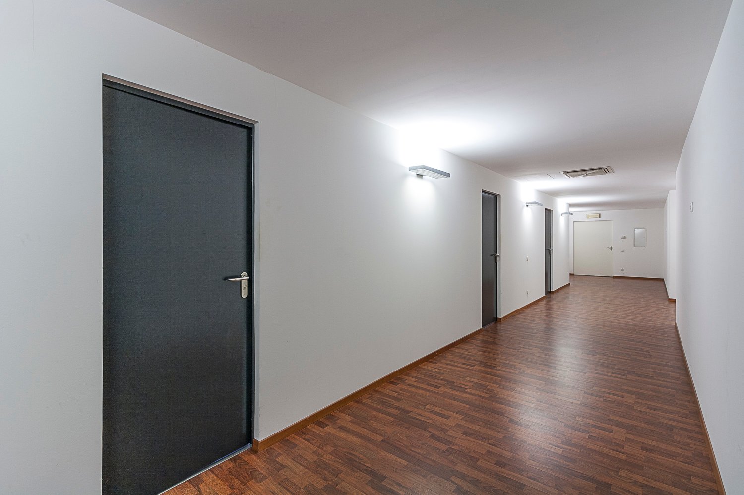 263m² office