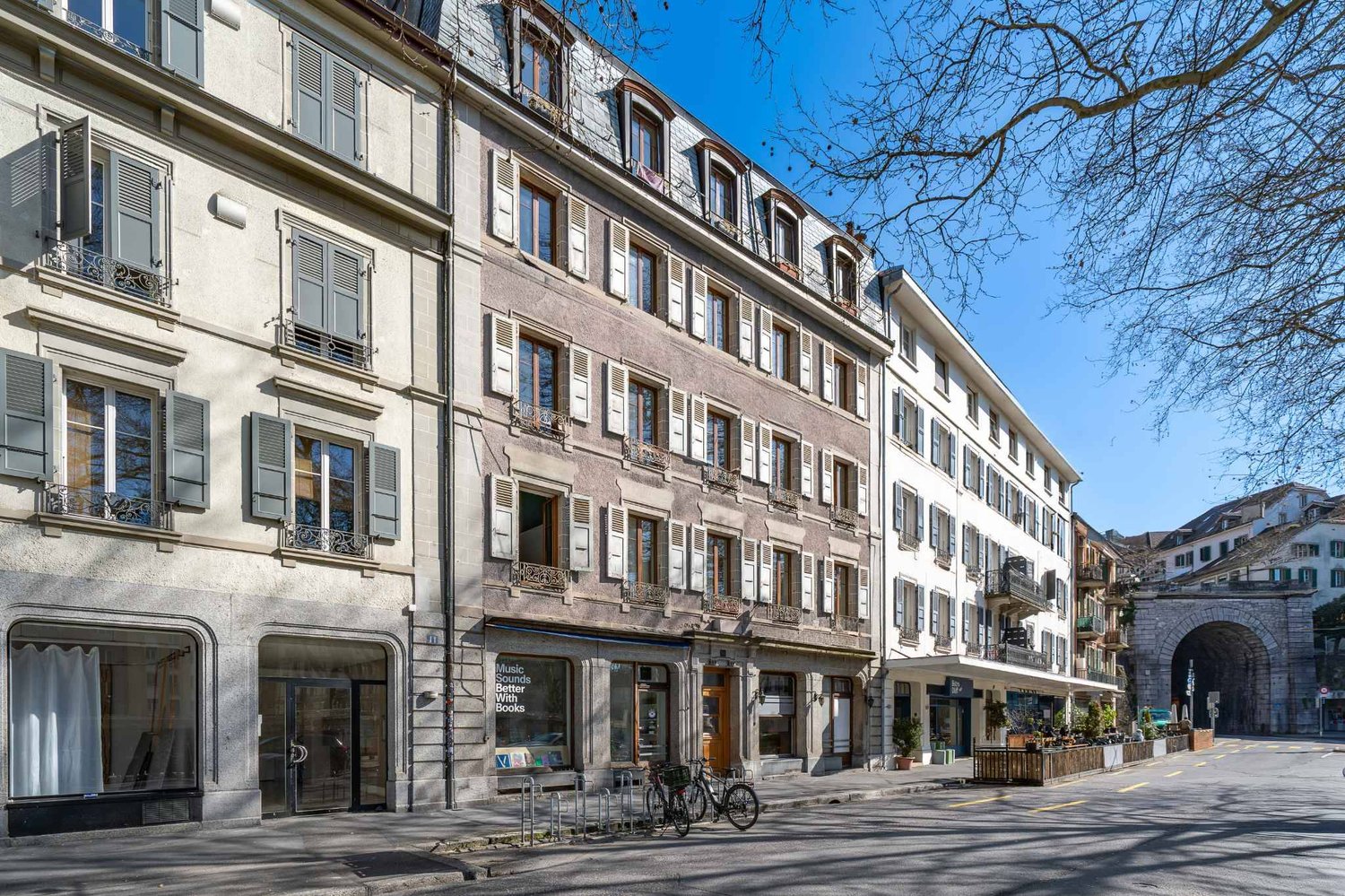134m² arcade
