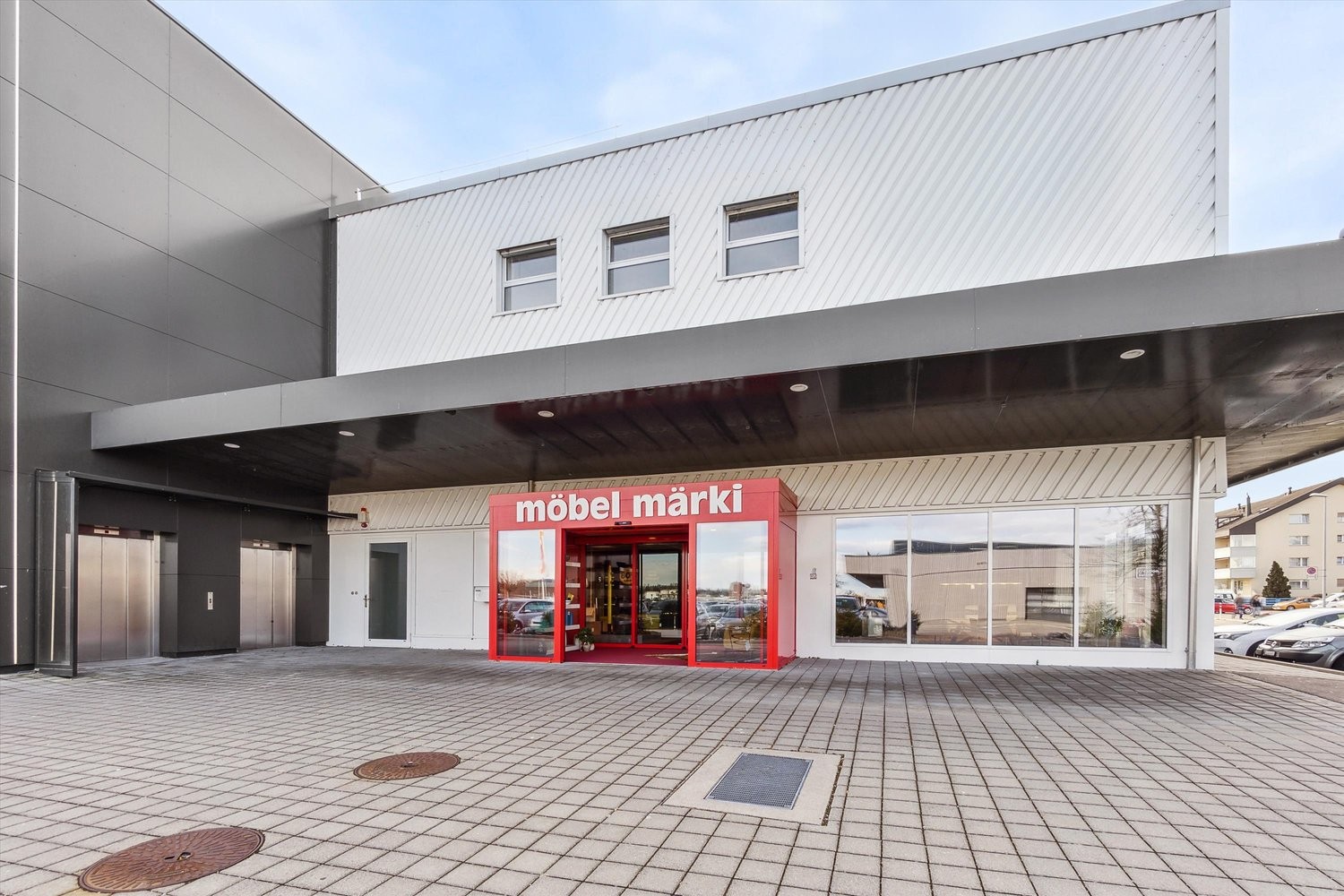 412m² shop