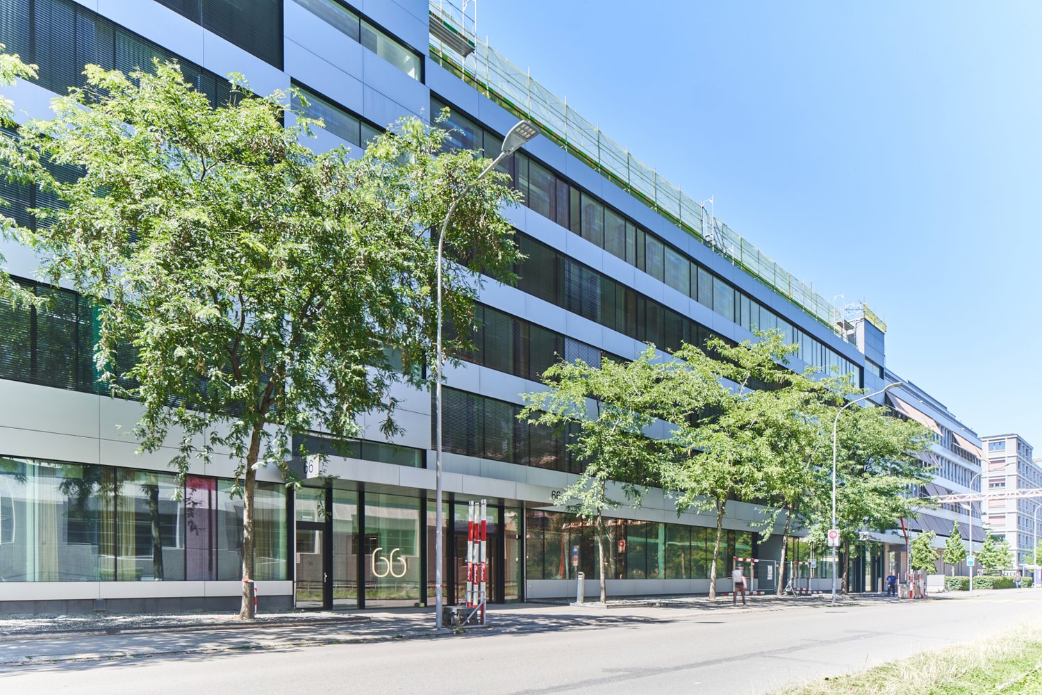 1360m² office