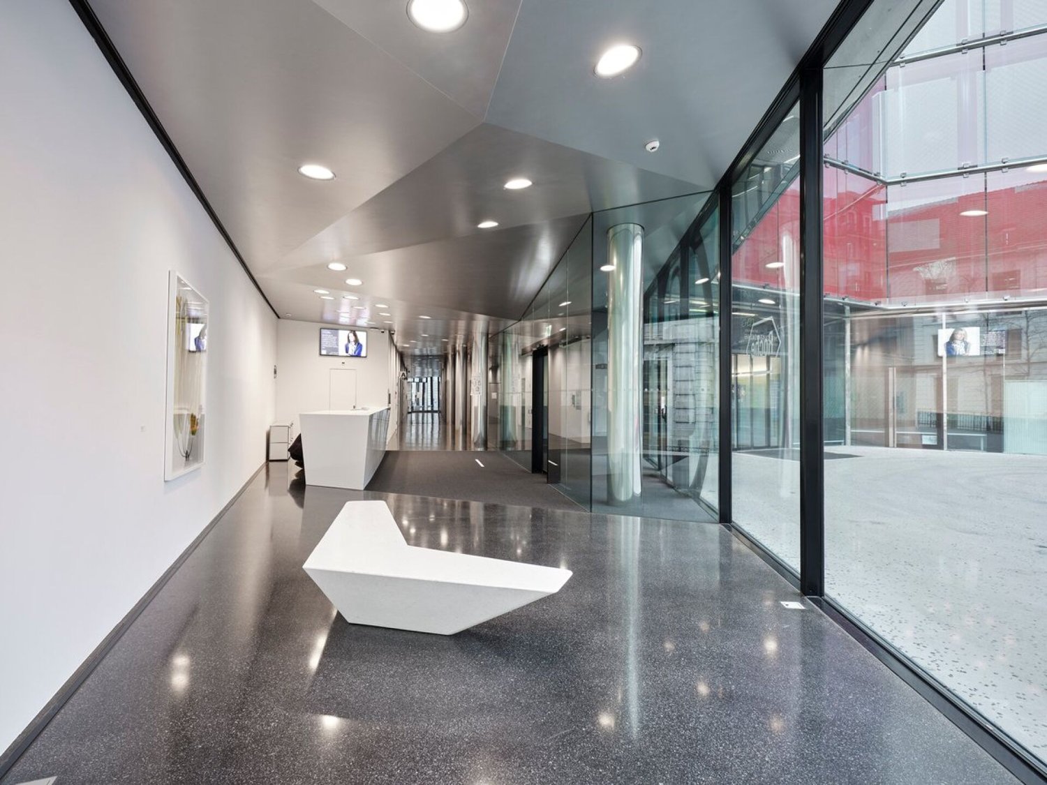1280m² office