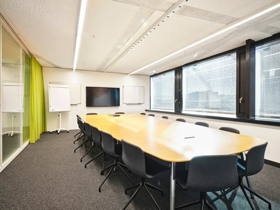 1280m² office