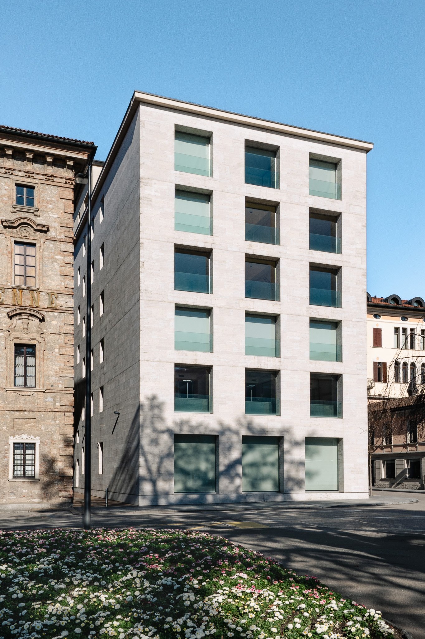 70m² shop