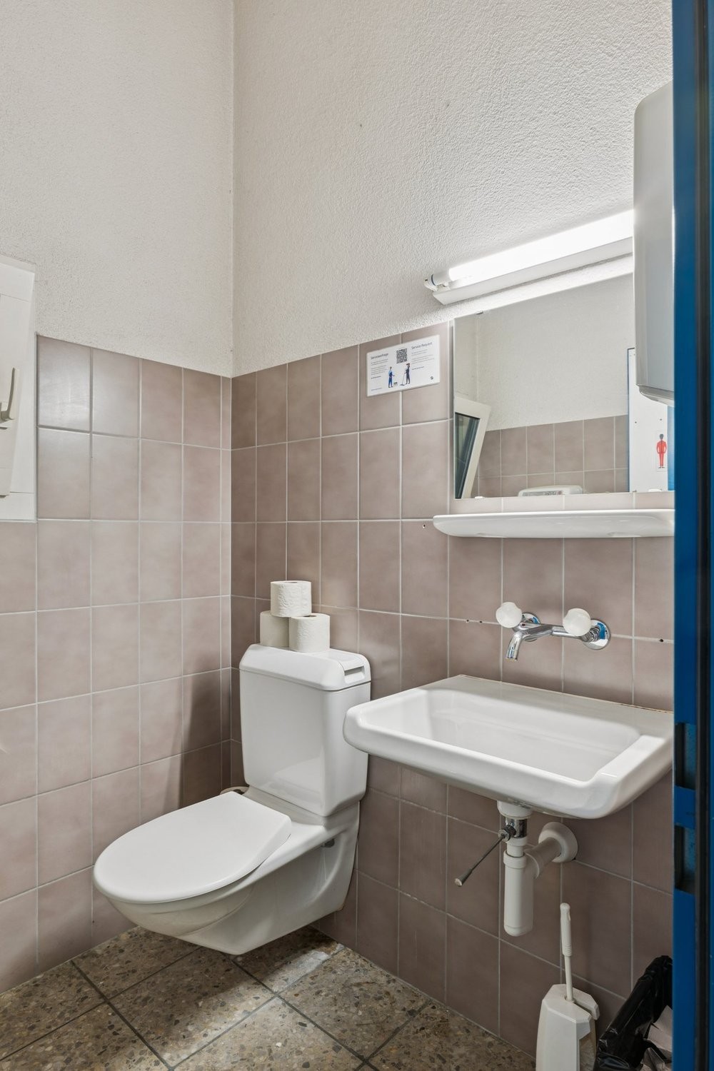 203m² storage room