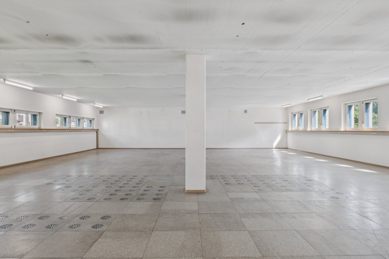 203m² storage room