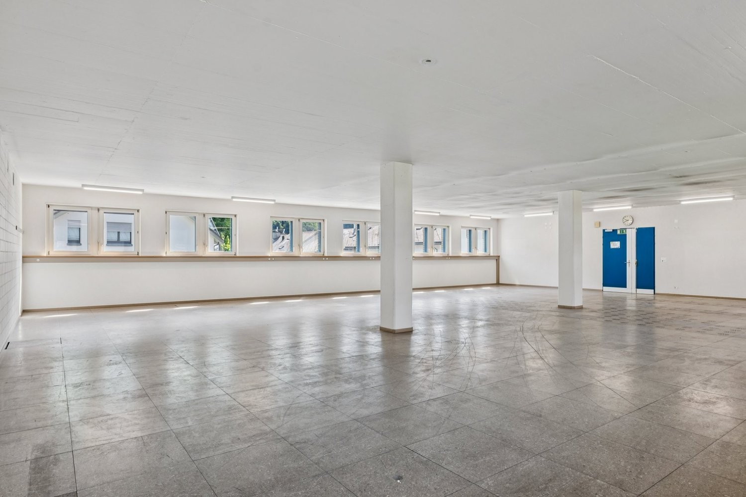 203m² storage room