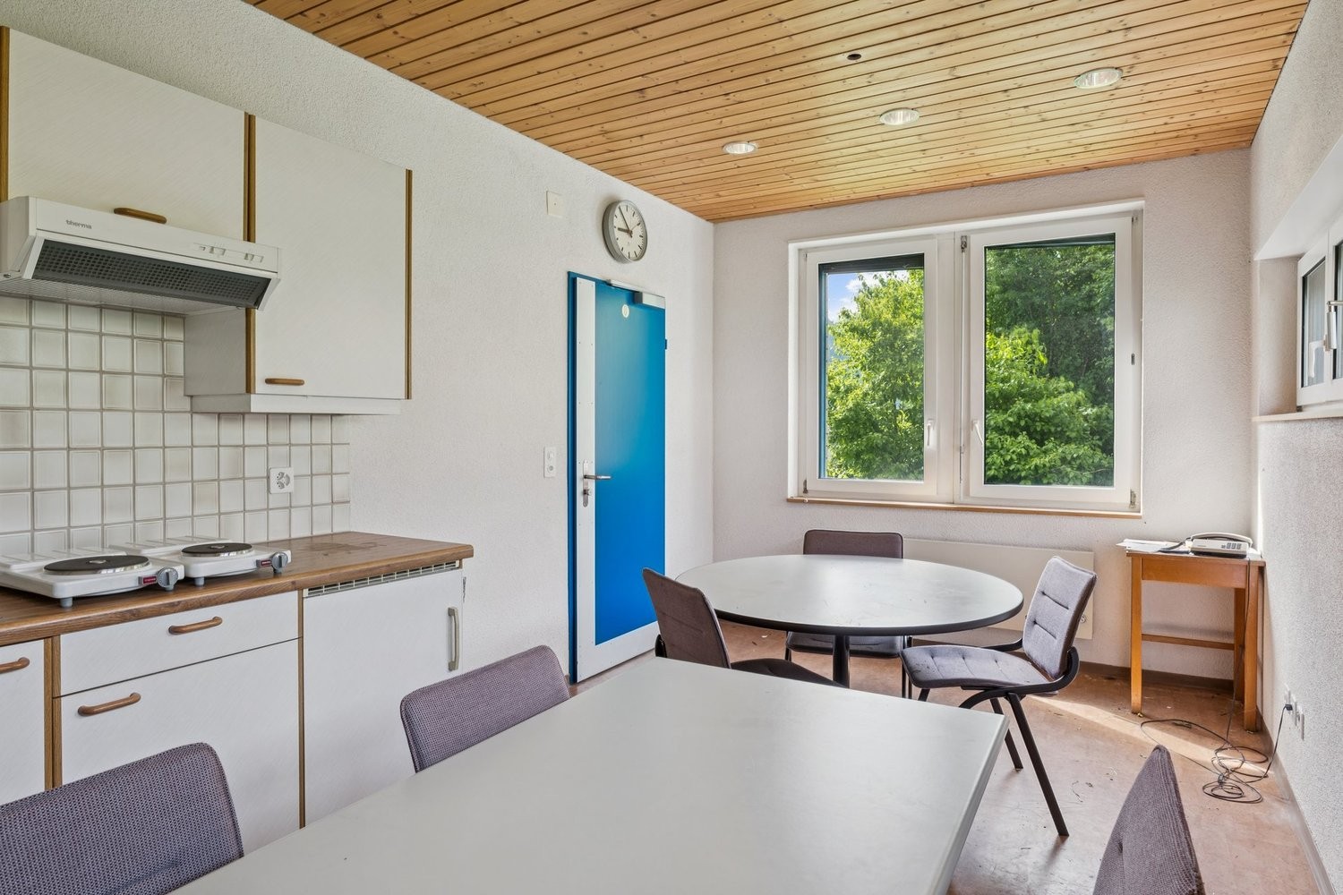 203m² storage room