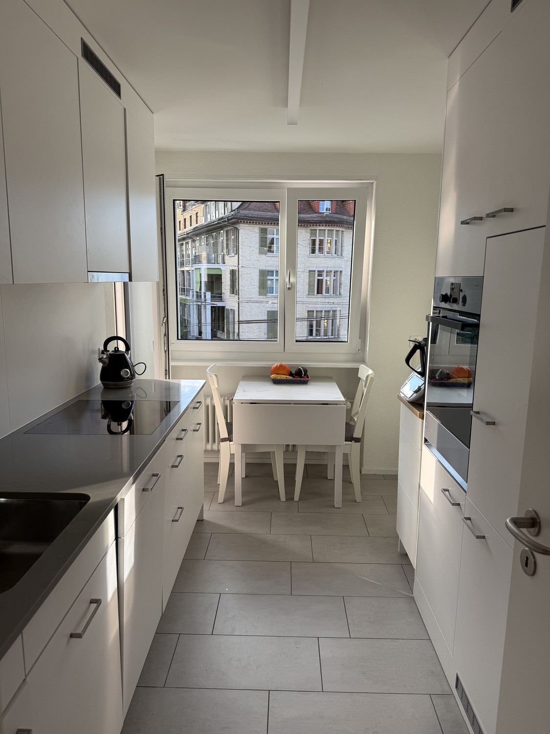 Luminoso appartamento di 3.5 locali con due balconi a Klusplatz (Distretto 7)