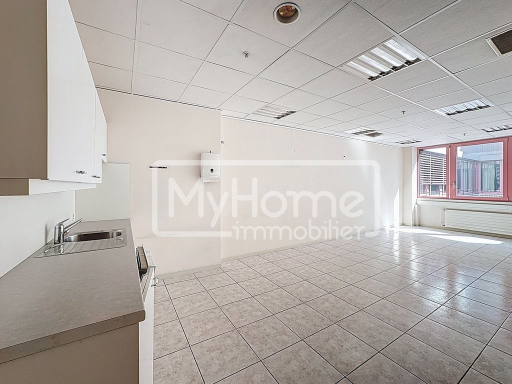 805m² shop