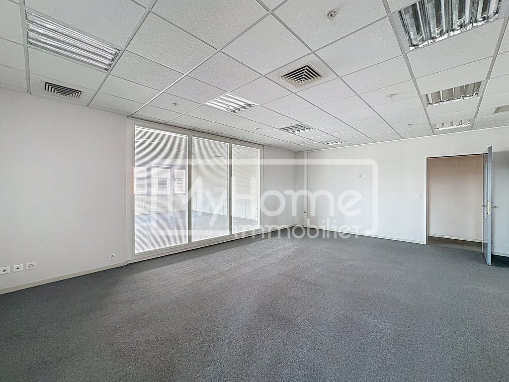 805m² shop