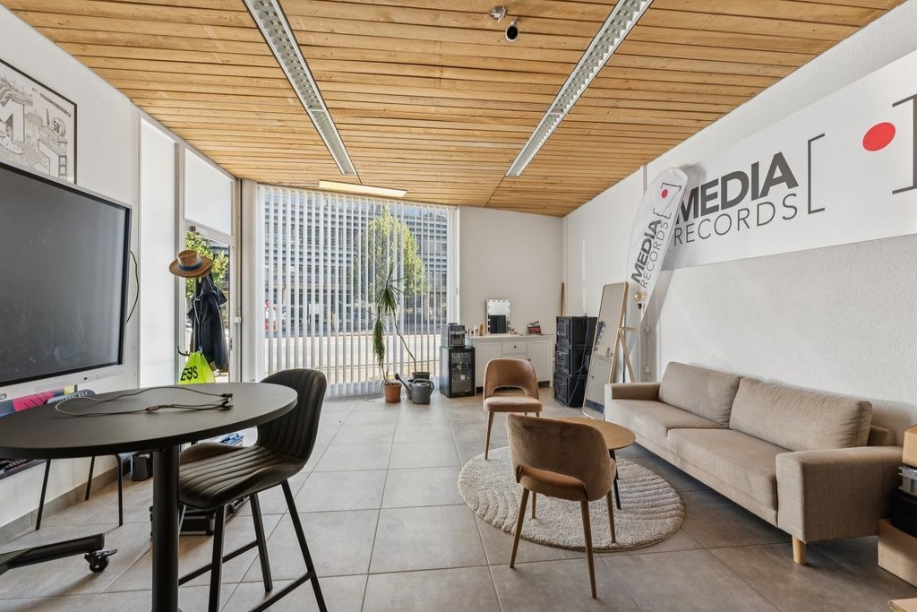 117m² arcade