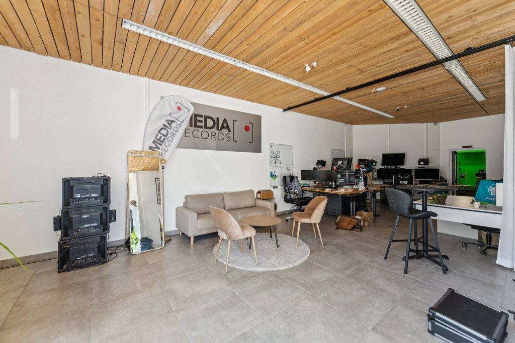 117m² arcade