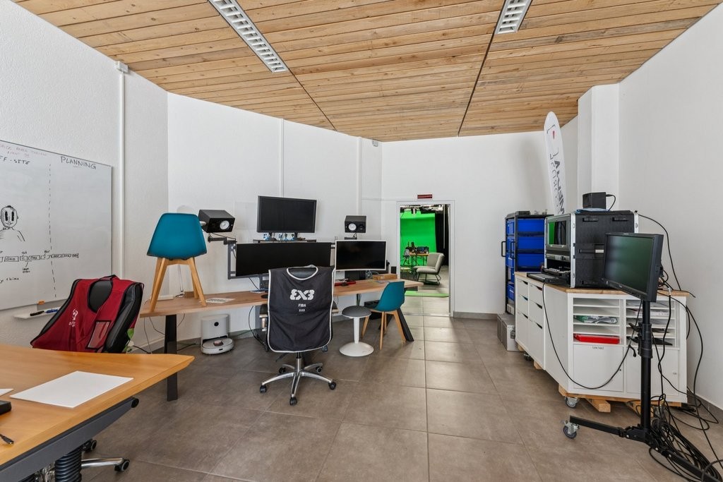 117m² arcade