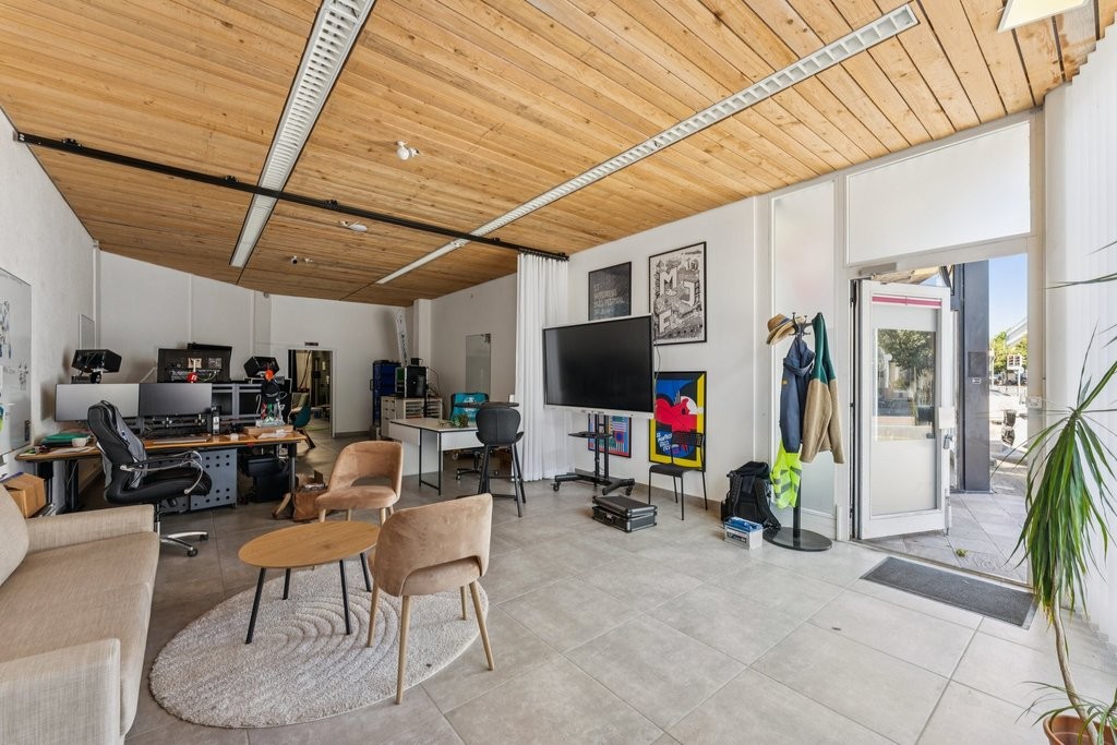 117m² arcade