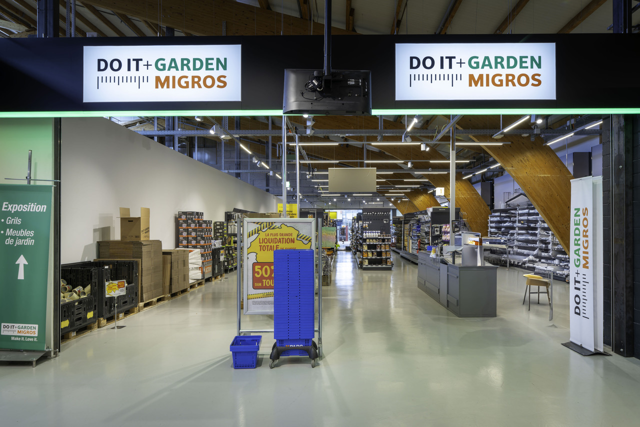 2500m² shop