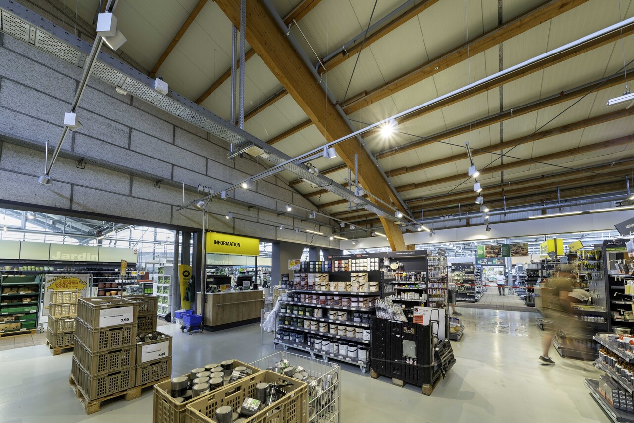 2500m² shop