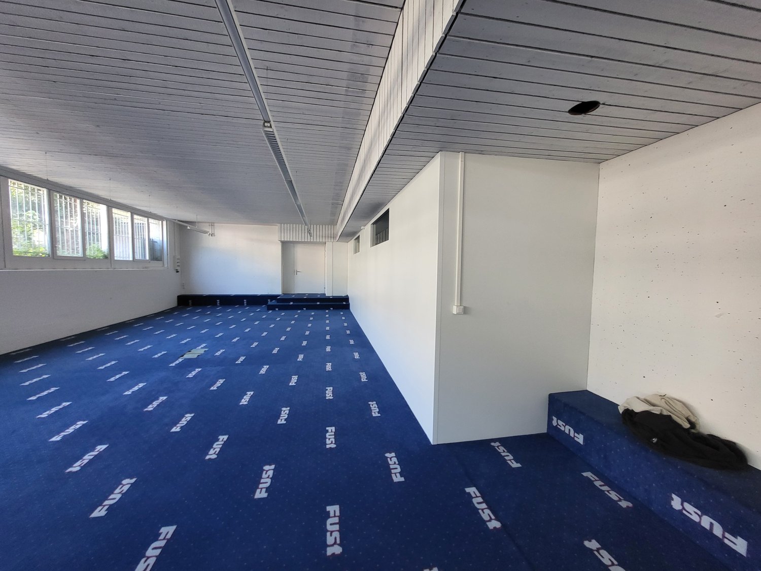 125m² storage room