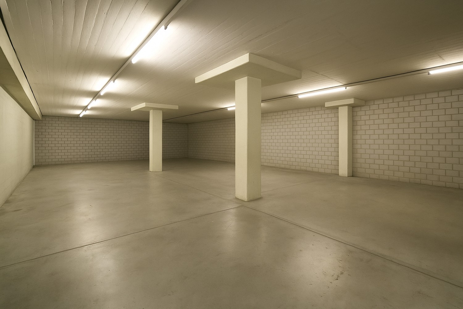 Locale di magazzino di 159m²