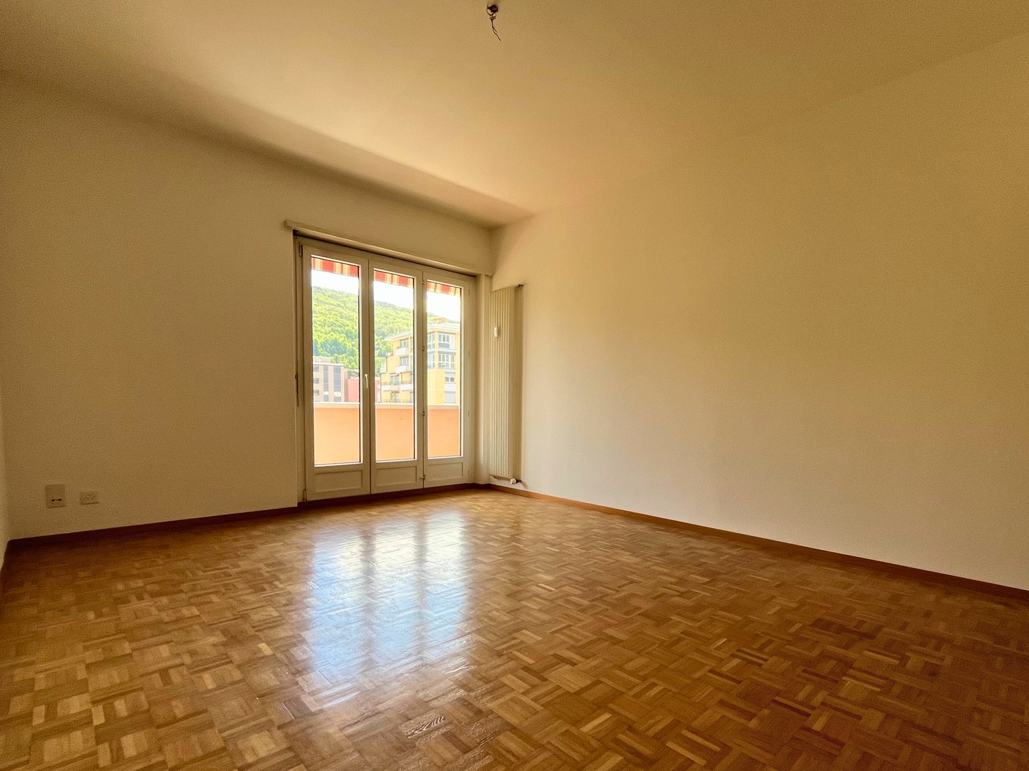 Appartement de 3 ½ pièces

A louer, lumineux appartement de 3.5 locaux au centre de Chiasso, dans une position stratégique et bien desservie.

A quelques minutes à pied de la gare FFS, de l'arrêt de bus et de tous les principaux services (banques, supermarchés, magasins, restaurants). Excellentes li