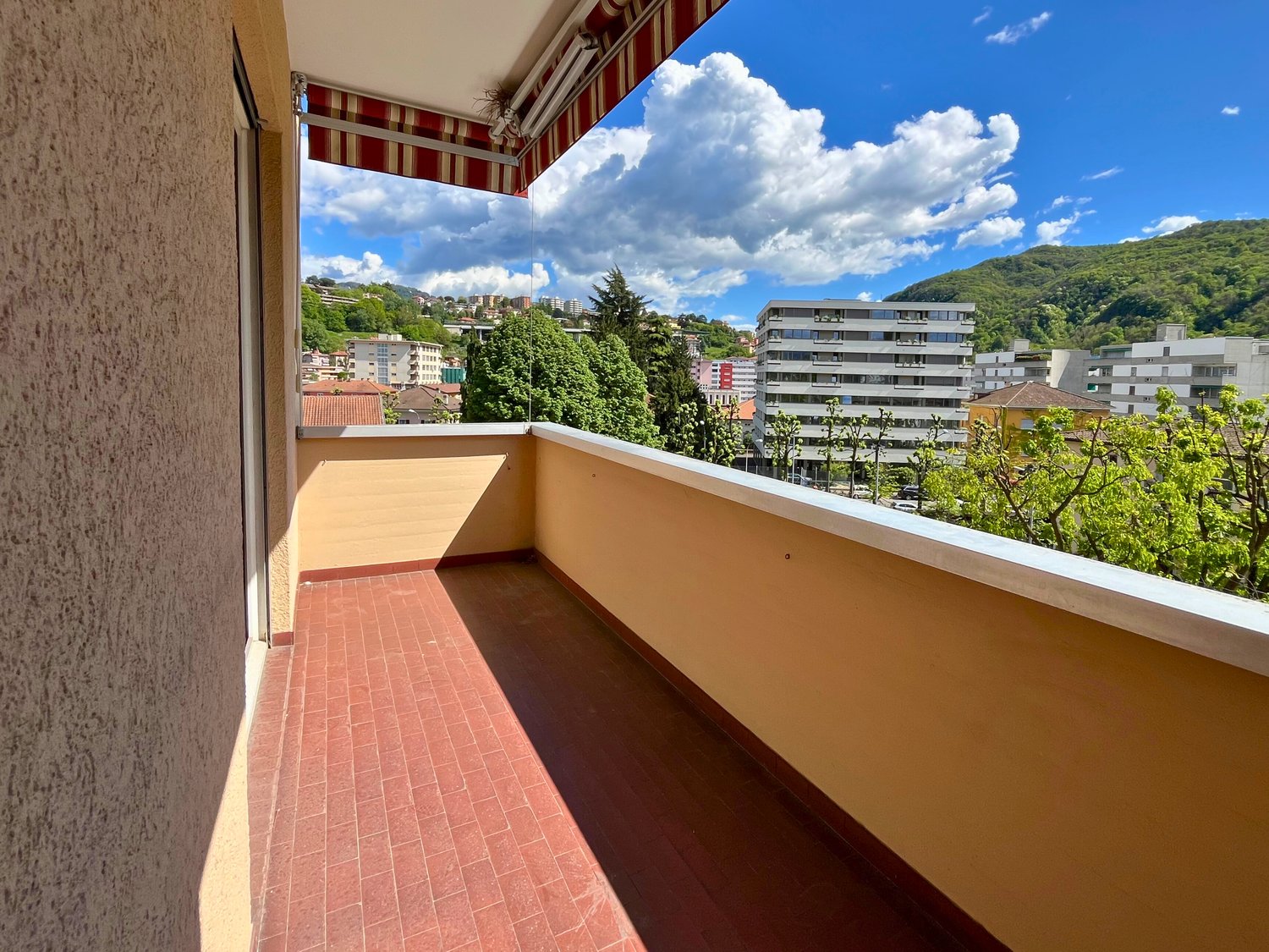 Appartement de 3 ½ pièces

A louer, lumineux appartement de 3.5 locaux au centre de Chiasso, dans une position stratégique et bien desservie.

A quelques minutes à pied de la gare FFS, de l'arrêt de bus et de tous les principaux services (banques, supermarchés, magasins, restaurants). Excellentes li