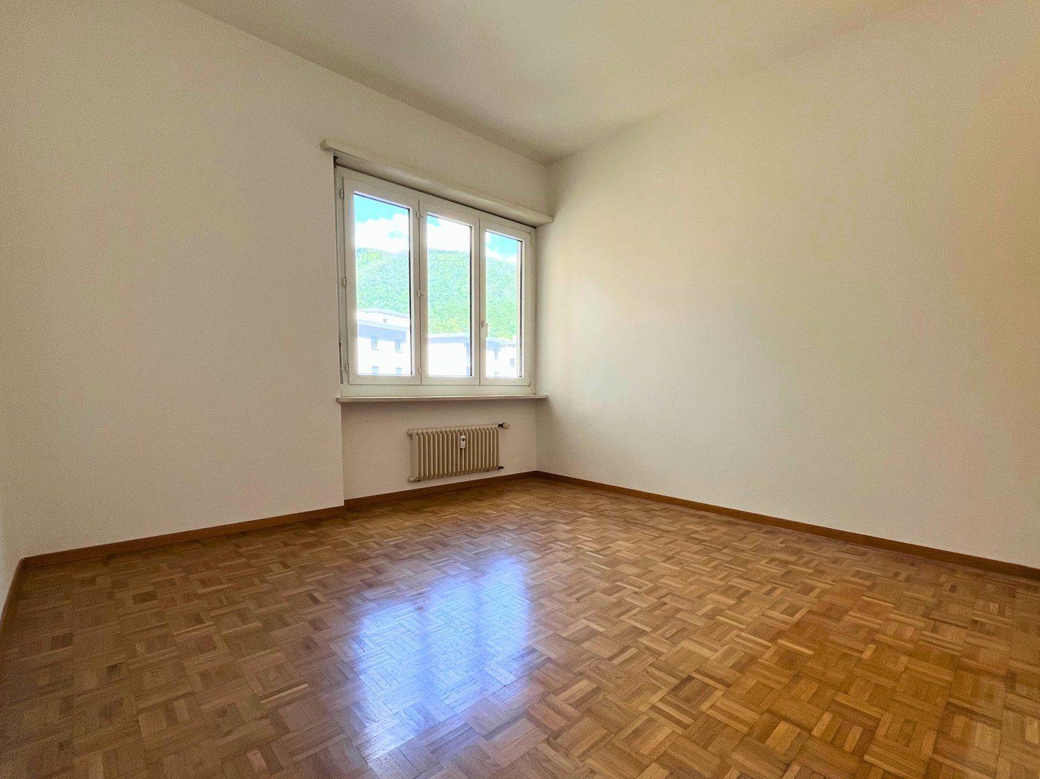 Appartement de 3 ½ pièces

A louer, lumineux appartement de 3.5 locaux au centre de Chiasso, dans une position stratégique et bien desservie.

A quelques minutes à pied de la gare FFS, de l'arrêt de bus et de tous les principaux services (banques, supermarchés, magasins, restaurants). Excellentes li