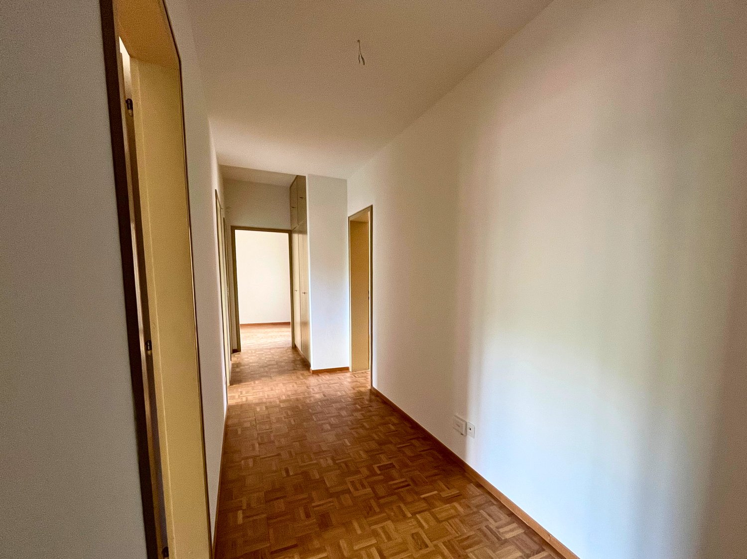 Appartement de 3 ½ pièces

A louer, lumineux appartement de 3.5 locaux au centre de Chiasso, dans une position stratégique et bien desservie.

A quelques minutes à pied de la gare FFS, de l'arrêt de bus et de tous les principaux services (banques, supermarchés, magasins, restaurants). Excellentes li