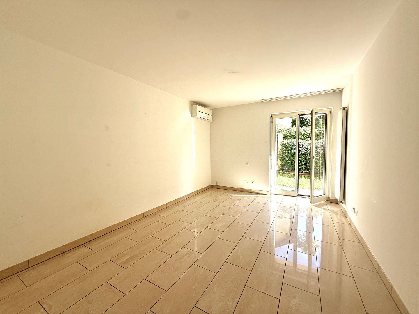 5 rooms apartment