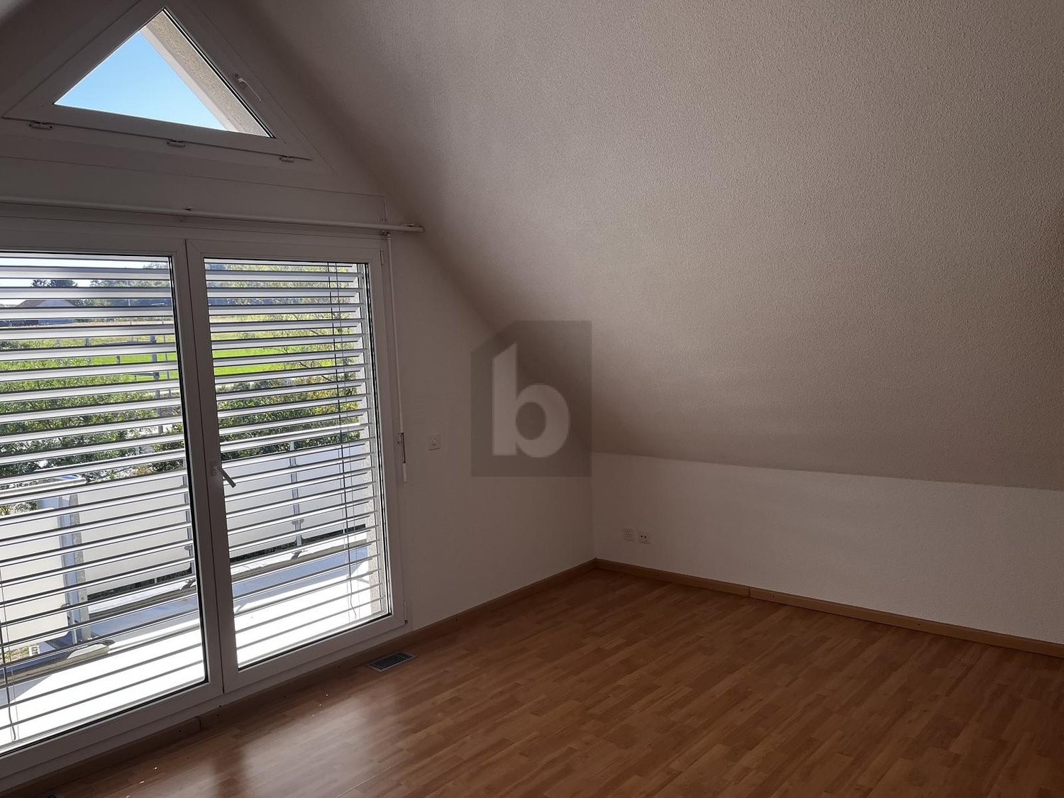 Appartamento attico di 4 ½ locali, foto 3 di 4