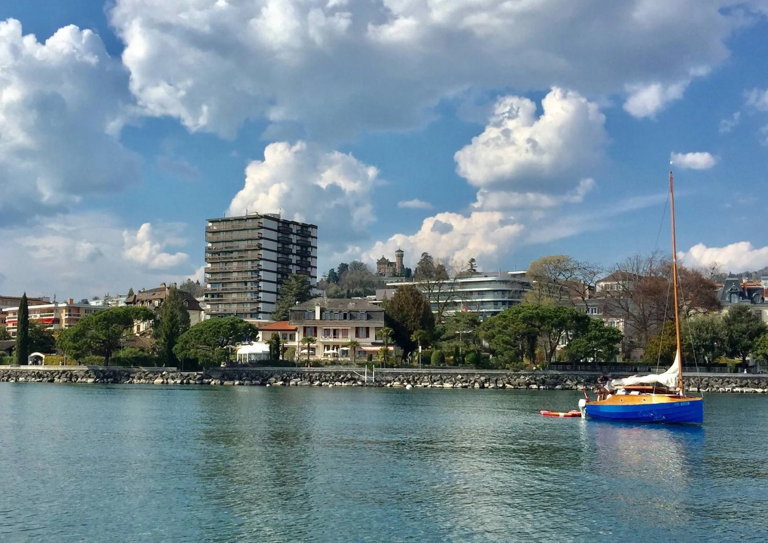 Appartamento di 3 locali a due passi dai moli

Carino appartamento ristrutturato di circa 62 m2 abitabili con due balconi di circa 8 e 4 m2 che godono di una magnifica vista sul lago, sulla città e sulle montagne.

Si trova a due passi dai moli.

La fermata dell'autobus si trova ai piedi dell'edific
