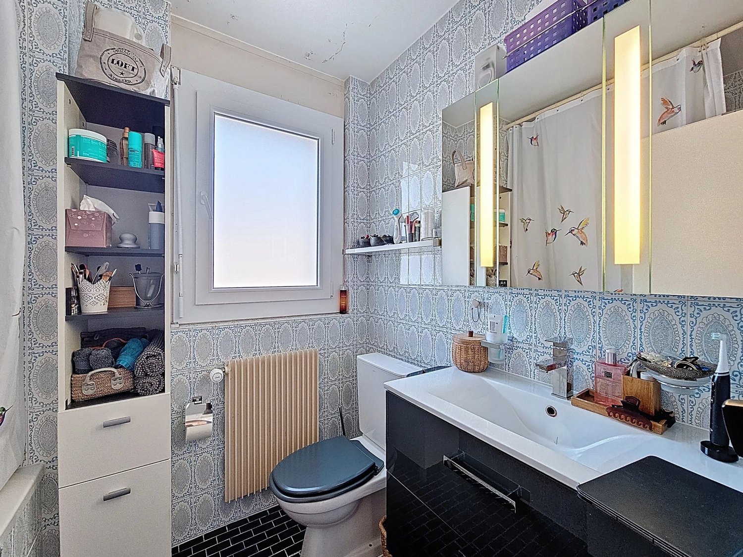 Appartamento di 3 locali a due passi dai moli

Carino appartamento ristrutturato di circa 62 m2 abitabili con due balconi di circa 8 e 4 m2 che godono di una magnifica vista sul lago, sulla città e sulle montagne.

Si trova a due passi dai moli.

La fermata dell'autobus si trova ai piedi dell'edific