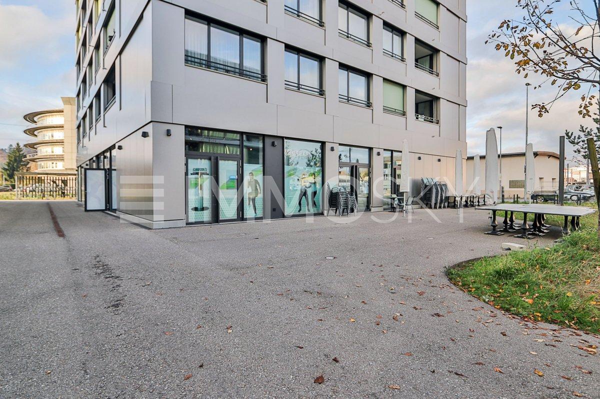 84m² shop
