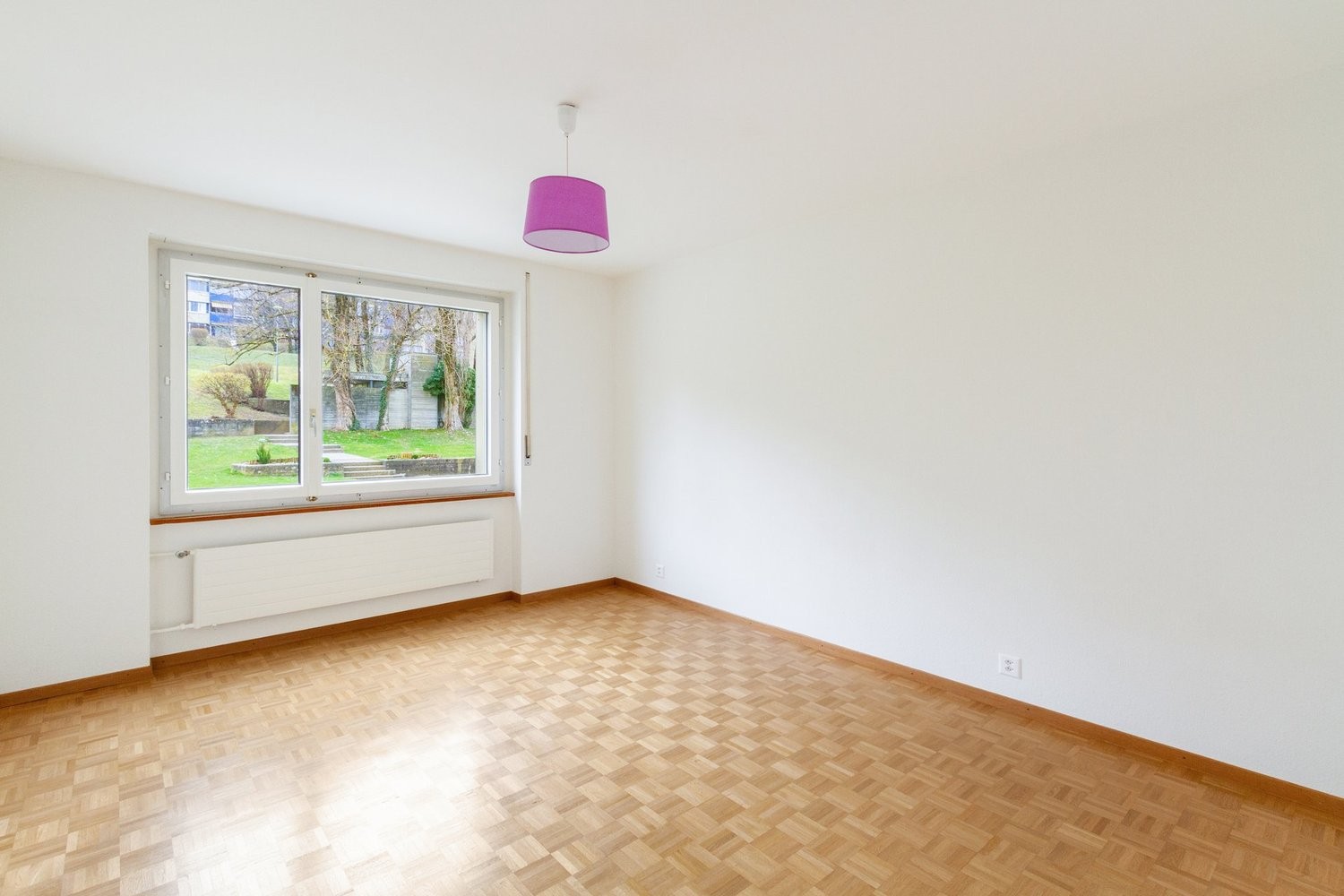 Appartamento di 3 ½ locali

Situato idealmente, questo alloggio dispone di spazi interni generosi, luminosi e di tutto il comfort moderno.

Si compone di:

- una cucina completamente attrezzata
- una zona pranzo aperta sul soggiorno luminoso
- una spaziosa camera da letto di 16m²
- un bagno moderno 