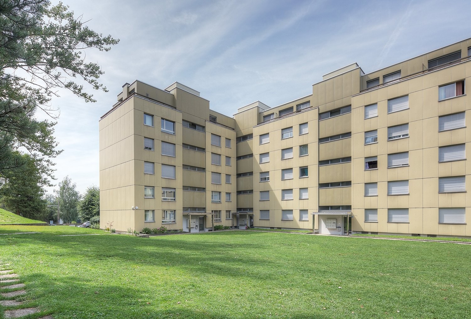 Appartamento di 3 ½ locali

Situato idealmente, questo alloggio dispone di spazi interni generosi, luminosi e di tutto il comfort moderno.

Si compone di:

- una cucina completamente attrezzata
- una zona pranzo aperta sul soggiorno luminoso
- una spaziosa camera da letto di 16m²
- un bagno moderno 