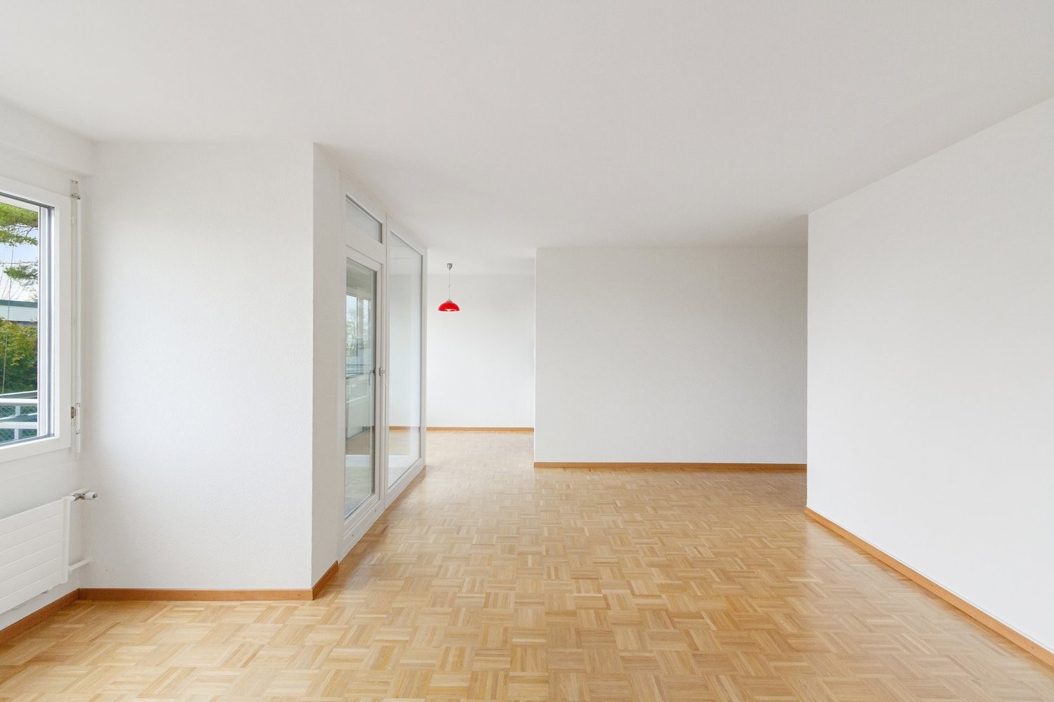 Appartamento di 3 ½ locali

Situato idealmente, questo alloggio dispone di spazi interni generosi, luminosi e di tutto il comfort moderno.

Si compone di:

- una cucina completamente attrezzata
- una zona pranzo aperta sul soggiorno luminoso
- una spaziosa camera da letto di 16m²
- un bagno moderno 