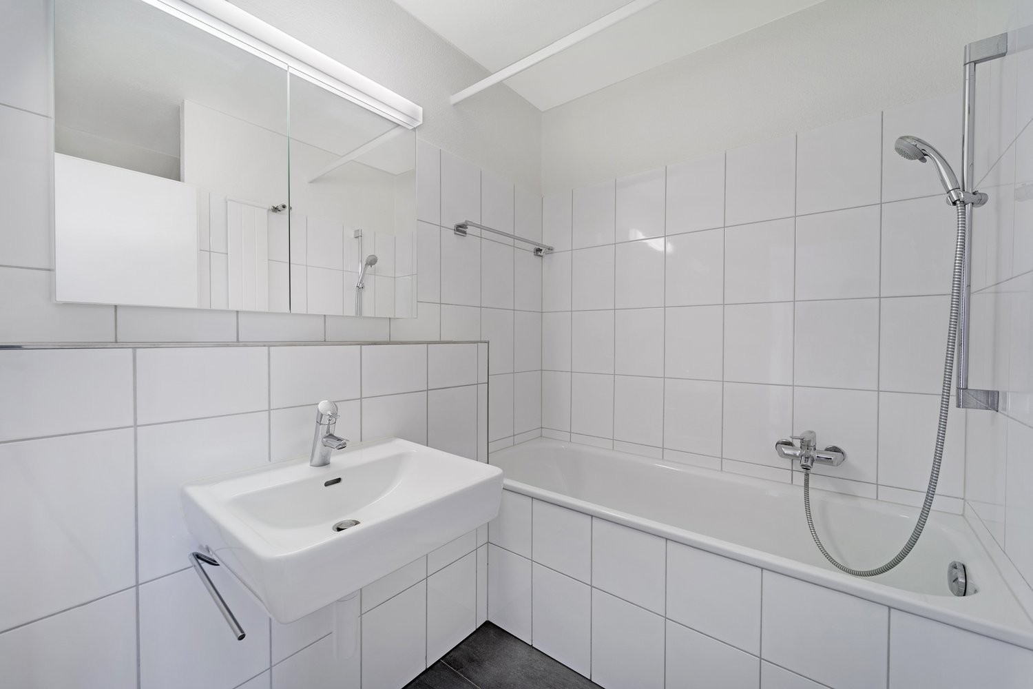 Appartamento di 3 ½ locali

Situato idealmente, questo alloggio dispone di spazi interni generosi, luminosi e di tutto il comfort moderno.

Si compone di:

- una cucina completamente attrezzata
- una zona pranzo aperta sul soggiorno luminoso
- una spaziosa camera da letto di 16m²
- un bagno moderno 