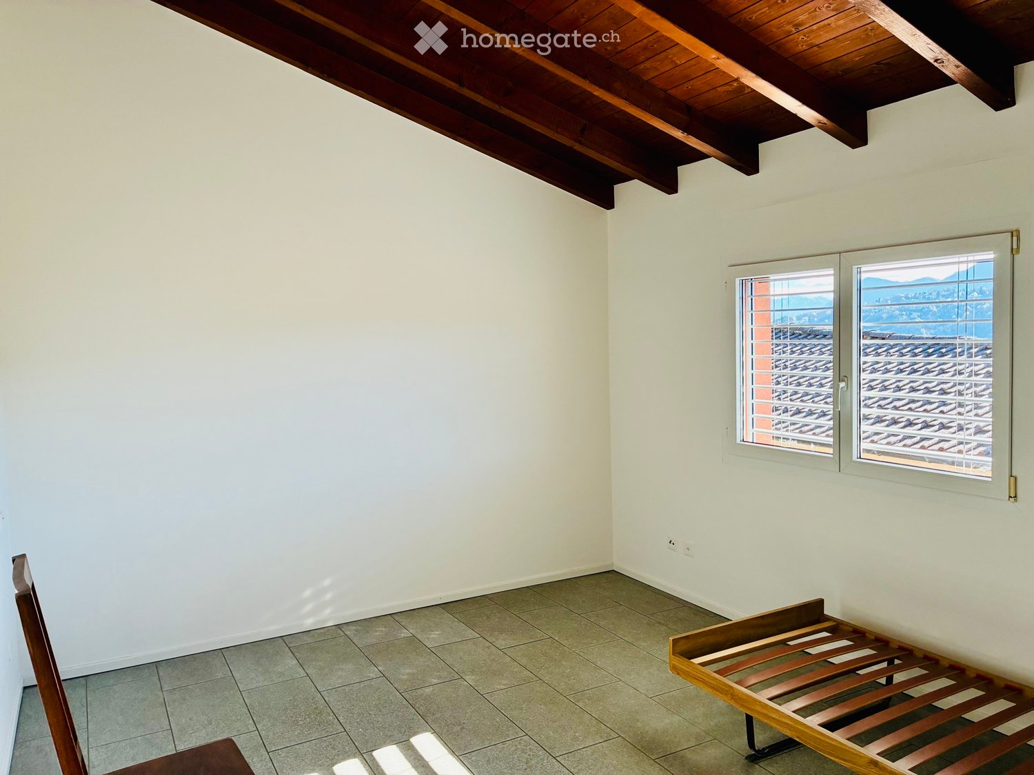 Maison individuelle de 3 pièces

Habitation indépendante, avec vue panoramique sur le lac à 180, ainsi composée :   
\- au 1er étage : entrée, grand séjour avec terrasse, cuisine séparée avec fenêtre, deux chambres, salle de bain avec baignoire et fenêtre ;   
\- au rez-de-chaussée : local technique