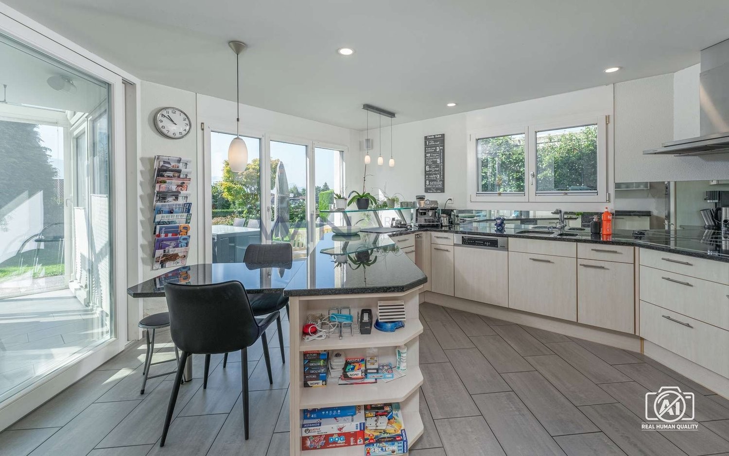 Dove la vita familiare incontra l'ampiezza e il giardino d'inverno

WE-FACTS
- Tranquilla nel quartiere, posizione centrale – qui la vita si sente davvero bene
- Giardino d'inverno riscaldato, cucina abitabile, stanza hobby, camera con terrazza, spaziosa
- Garage sotterraneo, cantina, 4 posti auto, 