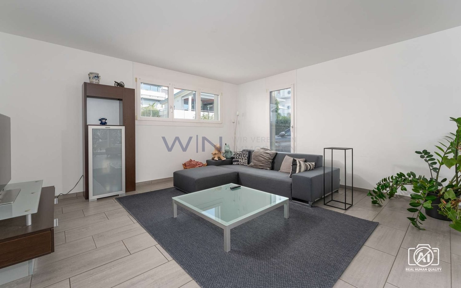 Dove la vita familiare incontra l'ampiezza e il giardino d'inverno

WE-FACTS
- Tranquilla nel quartiere, posizione centrale – qui la vita si sente davvero bene
- Giardino d'inverno riscaldato, cucina abitabile, stanza hobby, camera con terrazza, spaziosa
- Garage sotterraneo, cantina, 4 posti auto, 