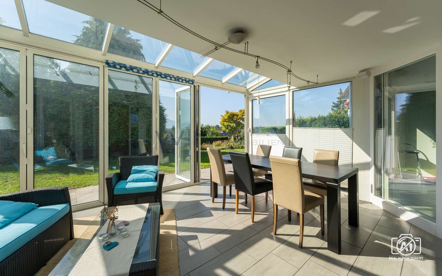 Dove la vita familiare incontra l'ampiezza e il giardino d'inverno

WE-FACTS
- Tranquilla nel quartiere, posizione centrale – qui la vita si sente davvero bene
- Giardino d'inverno riscaldato, cucina abitabile, stanza hobby, camera con terrazza, spaziosa
- Garage sotterraneo, cantina, 4 posti auto, 